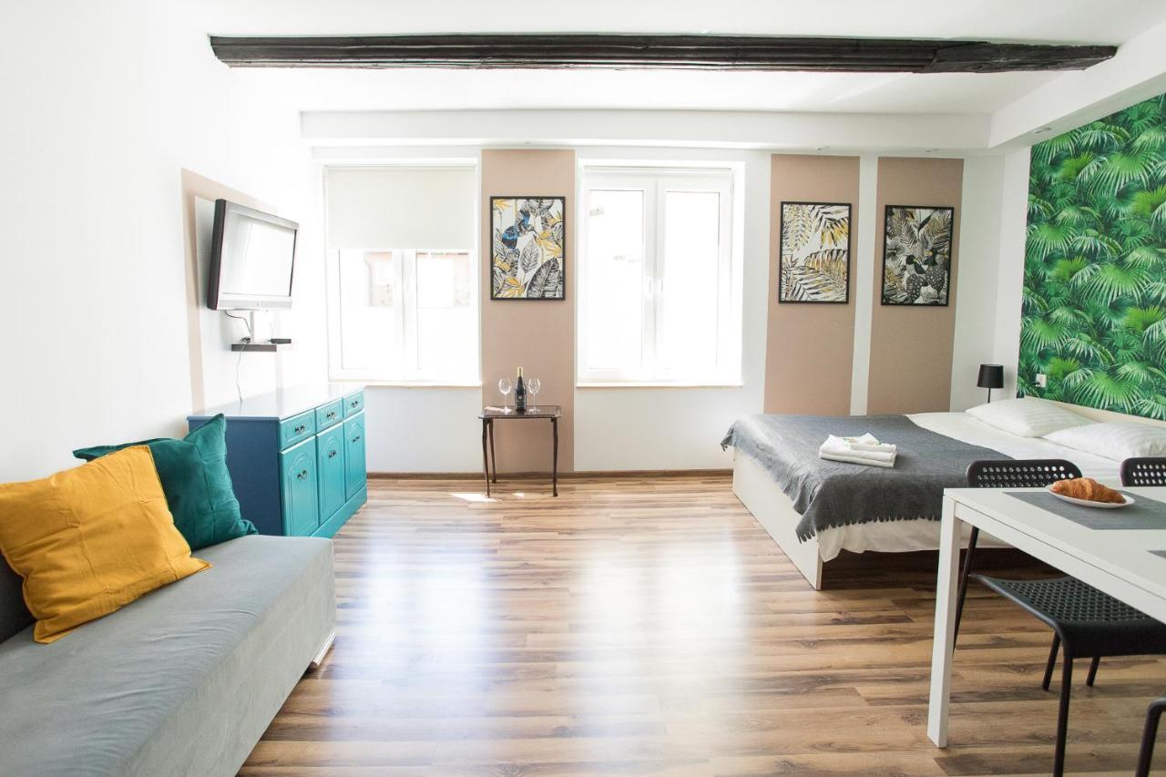 Old Town Apartment *