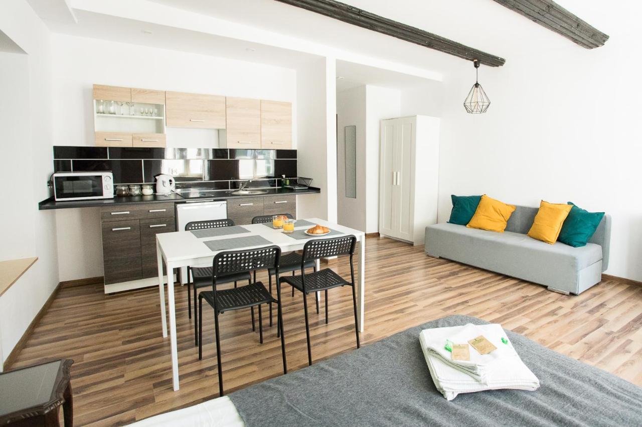Old Town Apartment *